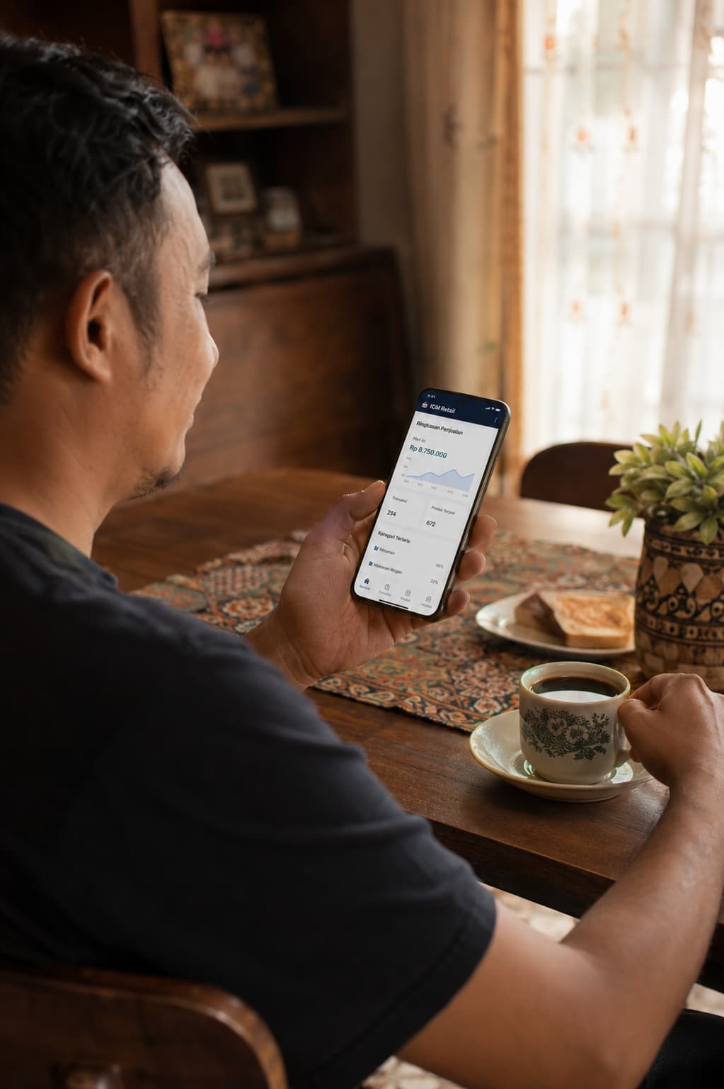 Pemilik toko mengontrol omzet dari HP